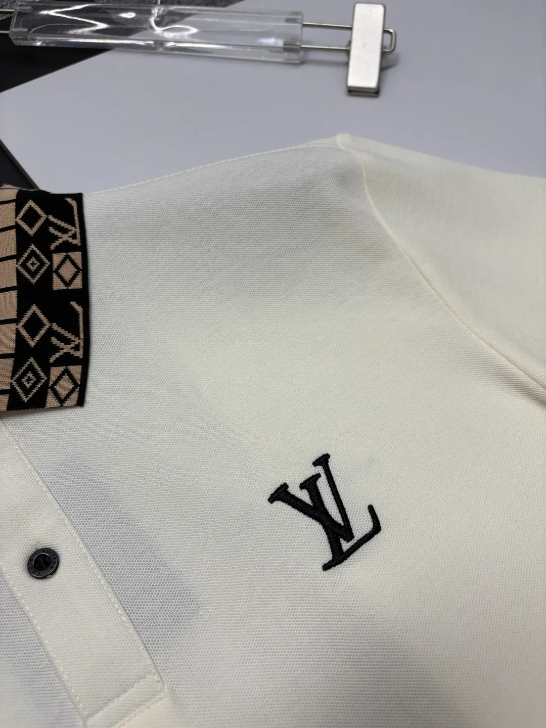 🅿️210 LV Louis Vuitton's new embroidered Polo shirt. Original fabric. Official same style. Made of 210 grams of pure cotton pique fabric, customized in the same vat dyeing fabric. It feels very comfortable and smooth. The version is quite wide and stylish. Produced by a first-line brand factory. Imported Behringer embroidery machine. The embroidery is full and textured. The collar rib is woven with imported yarn. It will not deform after long-term wear. The latest style for spring and summer. Fashionable and individual. A super versatile and good-looking piece that is very suitable for both men and women. A must-have item for everyone. Color: black, white, apricot, sapphire blue. Size: M-XXXL